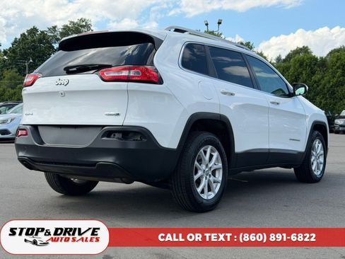 Used 2018 Jeep Cherokee Latitude Plus w/ Cold Weather Group AWD/4WD image 5
