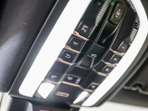 Certified 2025 Porsche Macan image 21