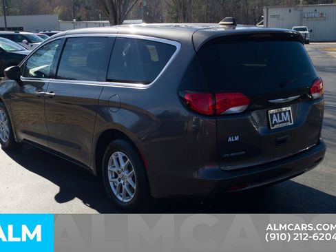 Used 2022 Chrysler Voyager LX image 11