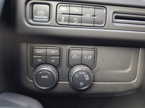 Used 2023 Chevrolet Suburban Z71 image 31