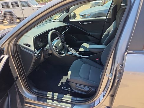 Used 2025 Kia Niro LX FWD image 4