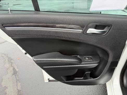 Used 2016 Chrysler 300 Limited image 17