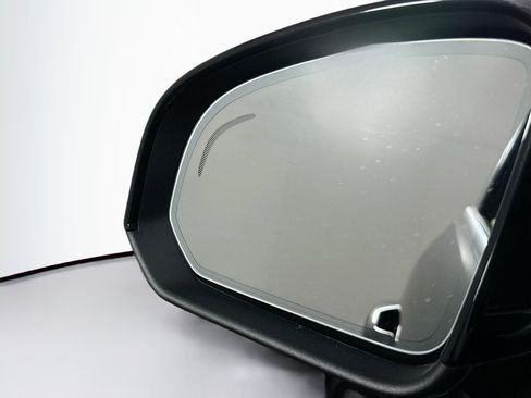 Used 2025 Volvo XC40 B5 Plus image 16