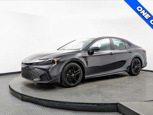 Used 2025 Toyota Camry SE image 2