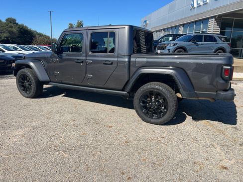 Used 2024 Jeep Gladiator Sport image 2