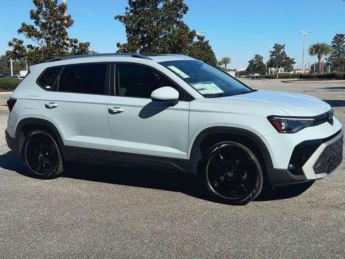 New 2026 Volkswagen Taos SE image 2