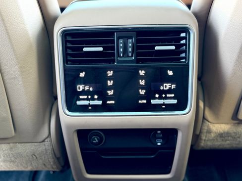 Used 2022 Porsche Cayenne Platinum Edition image 44