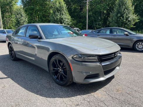 Used 2018 Dodge Charger SXT w/ Blacktop Package RWD image 13