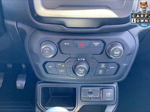 Used 2018 Jeep Renegade Altitude FWD image 31