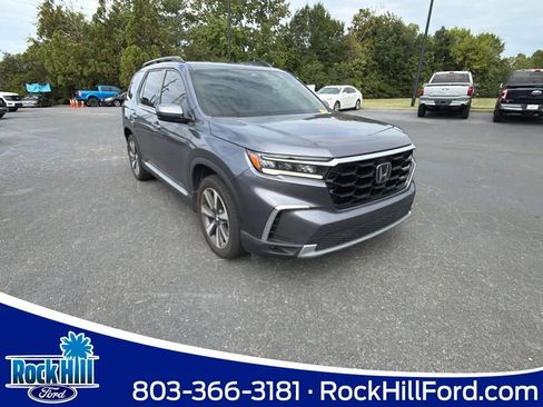 Used 2025 Honda Pilot Touring image 1