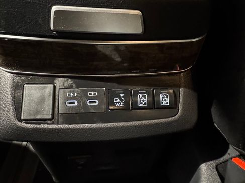 Used 2025 Toyota Sienna Platinum AWD/4WD image 27