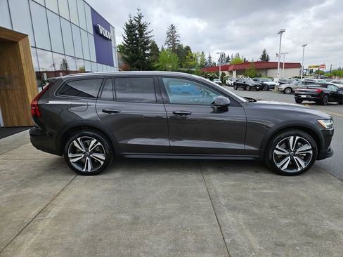 Used 2025 Volvo V60 B5 Cross Country Plus AWD/4WD image 4
