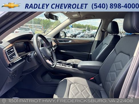 Used 2025 Volkswagen Atlas SE AWD/4WD image 3