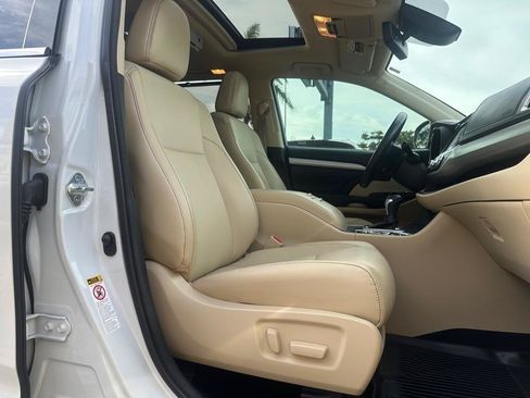 Used 2017 Toyota Highlander XLE FWD image 25