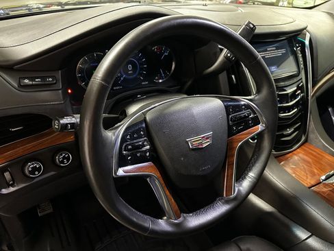 Used 2016 Cadillac Escalade Luxury image 9