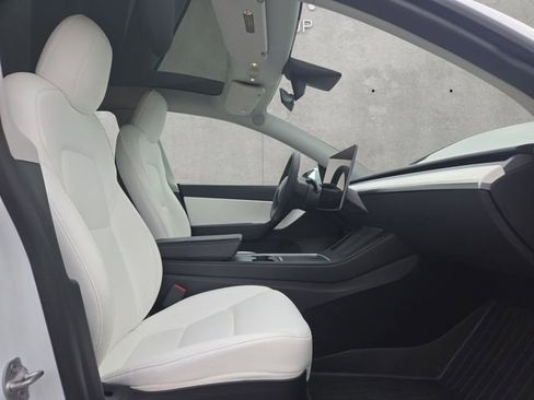 Used 2022 Tesla Model Y Long Range image 24