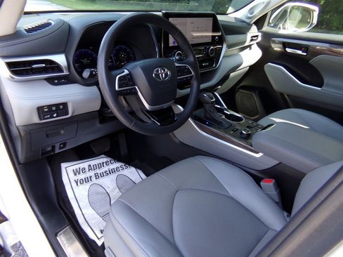 Used 2024 Toyota Highlander AWD image 20