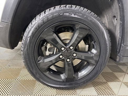 Used 2023 Jeep Grand Cherokee L Laredo AWD/4WD image 33