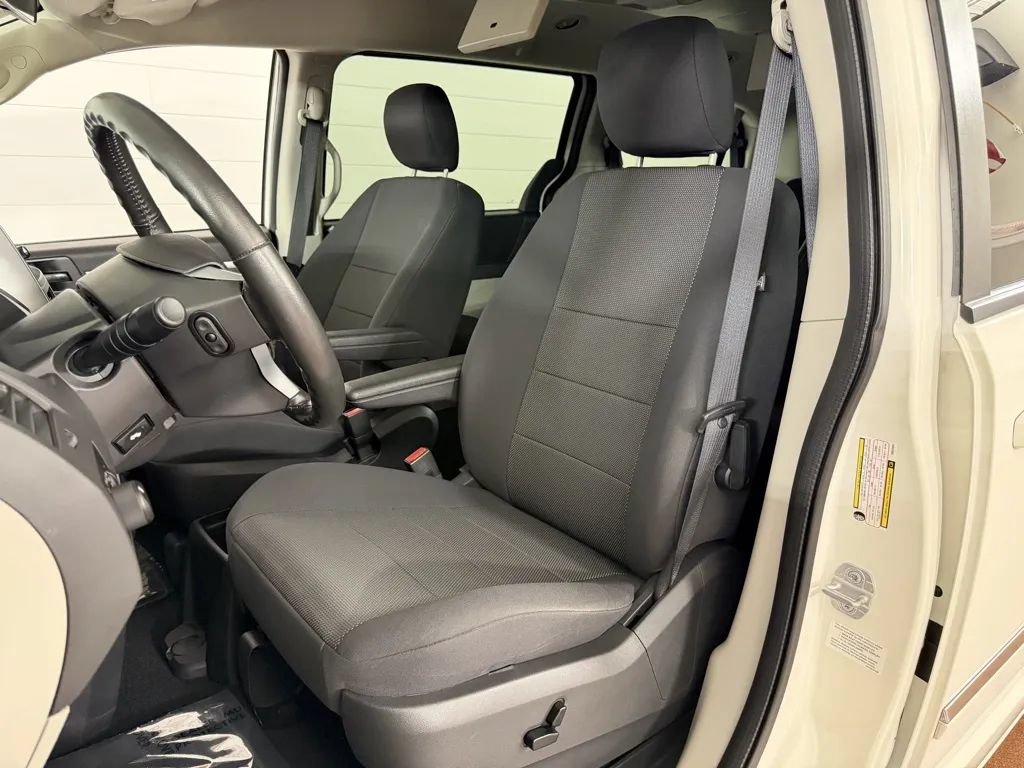 Used 2009 Dodge Grand Caravan SXT w/ Entertainment Group 2 FWD image 12