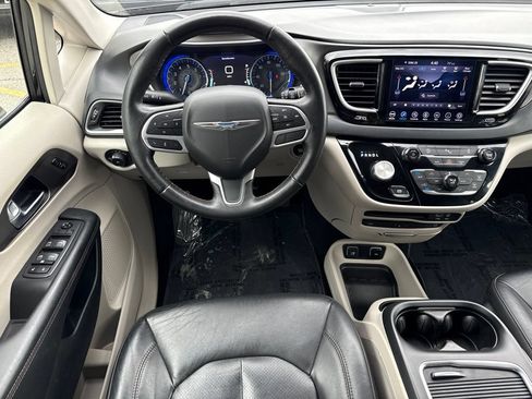 Used 2020 Chrysler Pacifica Touring-L Plus FWD image 23