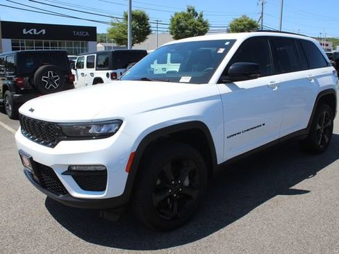 Used 2024 Jeep Grand Cherokee Limited w/ Black Appearance Package AWD/4WD image 2