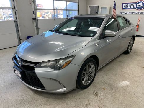 Used 2017 Toyota Camry SE image 2