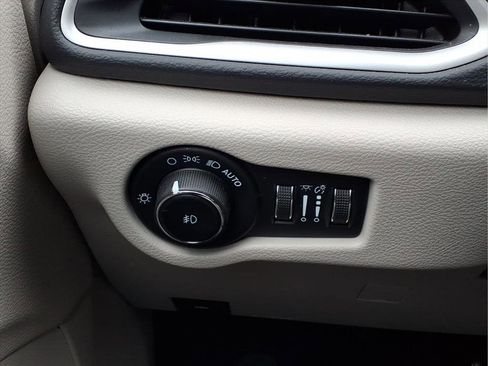 Used 2023 Chrysler Pacifica Touring-L image 19