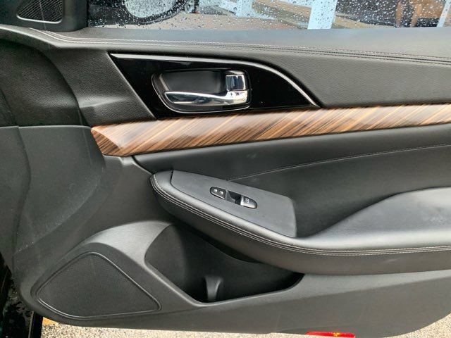 Used 2016 Nissan Maxima Platinum w/ Interior Lighting Package FWD image 23