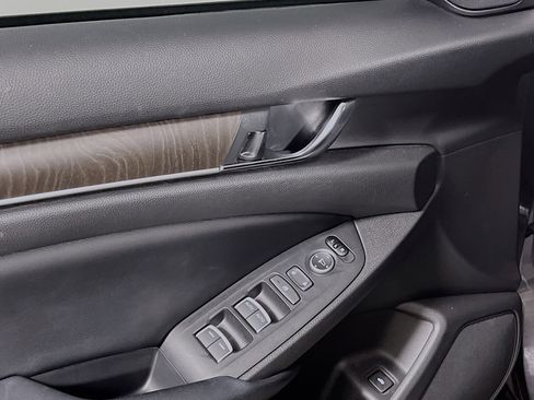 Used 2018 Honda Accord EX image 17