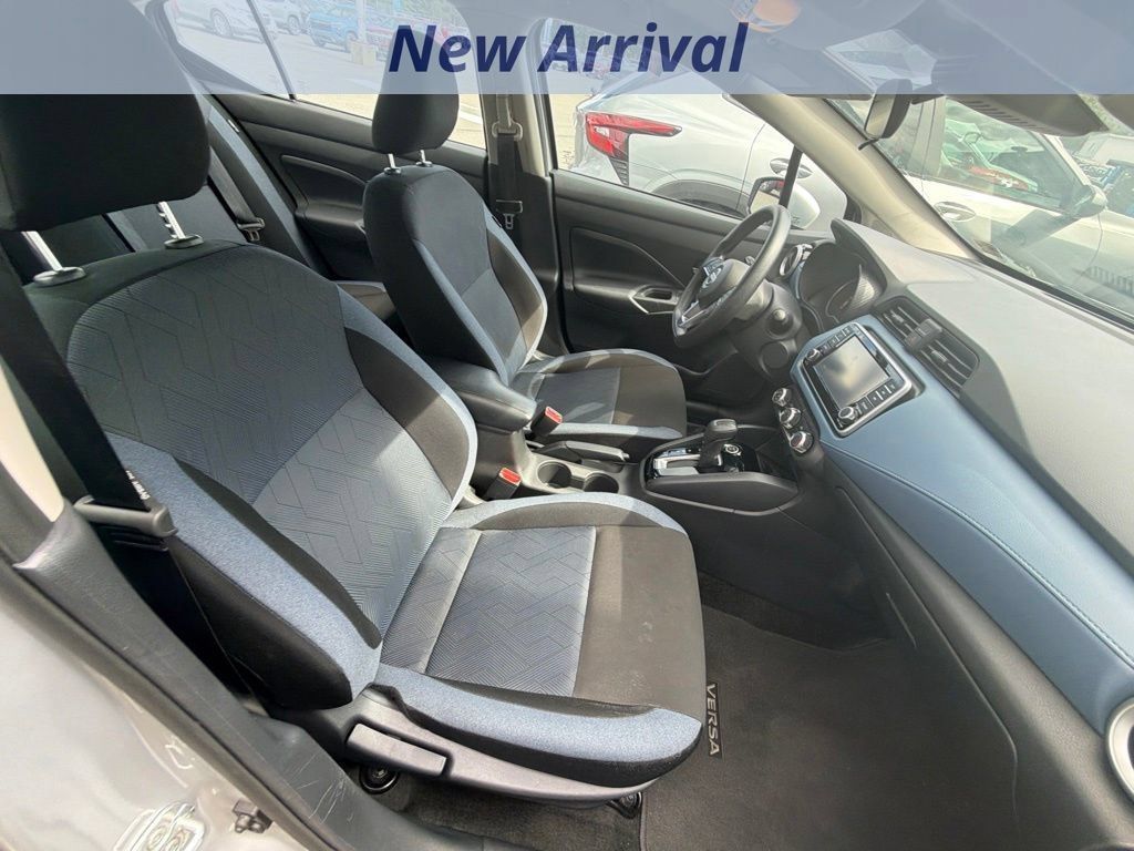 Used 2025 Nissan Versa SV FWD image 4