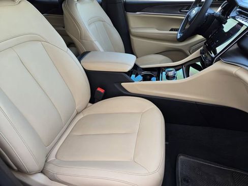 Certified 2023 Jeep Grand Cherokee Limited w/ Black Appearance Package image 14