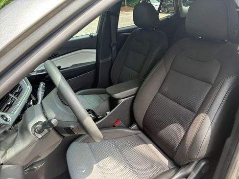 Used 2025 Chevrolet Trax LT FWD image 37