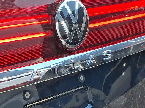 Used 2024 Volkswagen Atlas Cross Sport SE w/ Panoramic Sunroof Package FWD image 5