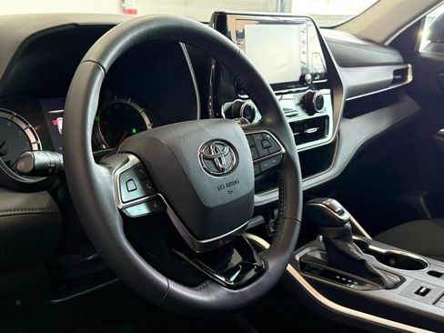 Used 2020 Toyota Highlander LE image 9