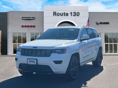 Used 2018 Jeep Grand Cherokee Altitude image 2