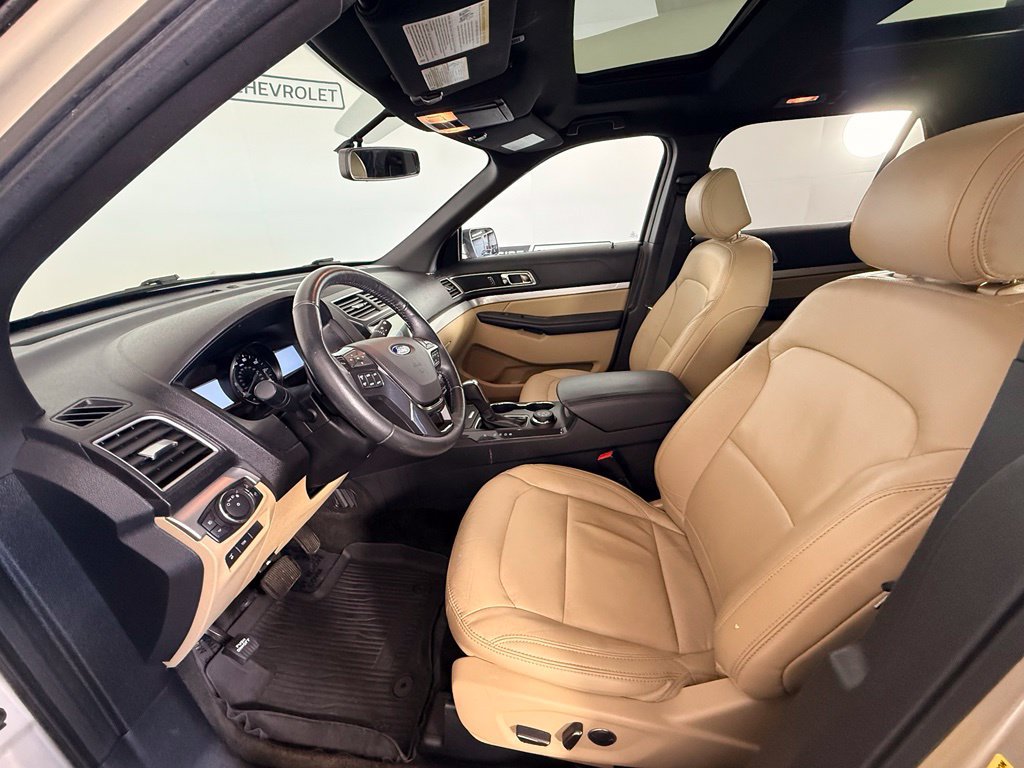 Used 2017 Ford Explorer XLT w/ Equipment Group 202A AWD/4WD image 20