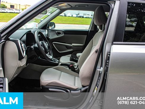 Used 2025 Kia Soul LX w/ LX Technology Package FWD image 17