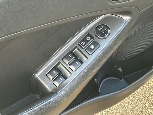 Used 2016 Kia Forte LX image 12