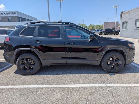 Used 2019 Jeep Cherokee Latitude Plus AWD/4WD image 4