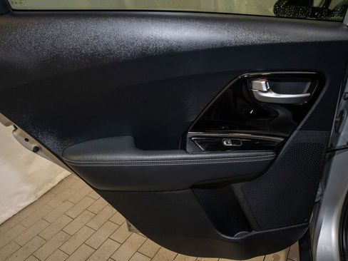 Used 2019 Kia Niro EX image 8