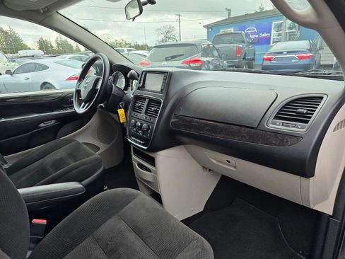 Used 2018 Dodge Grand Caravan SE image 10