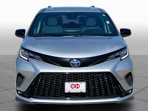 Used 2025 Toyota Sienna XSE FWD image 4