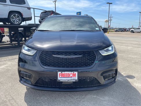 New 2025 Chrysler Pacifica Limited FWD image 8