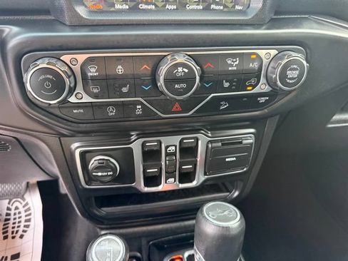 Used 2019 Jeep Wrangler Unlimited Sahara w/ Uconnect 4C Nav & Sound Group AWD/4WD image 27