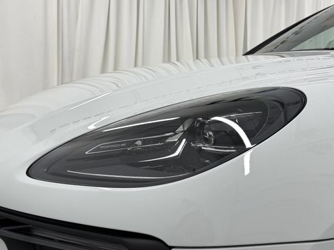 New 2026 Porsche Macan image 17