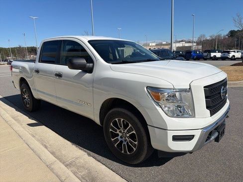 Used 2022 Nissan Titan SV image 8