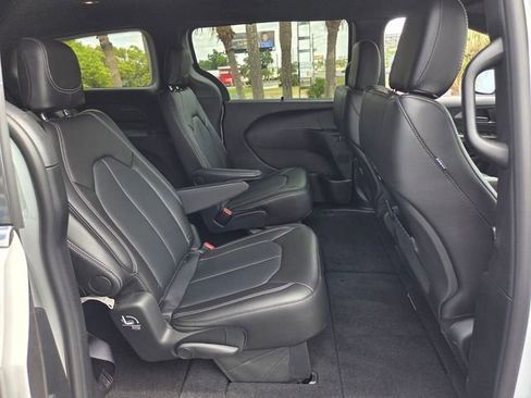 New 2026 Chrysler Pacifica Select FWD image 18