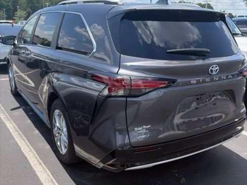 Used 2025 Toyota Sienna Limited FWD image 4