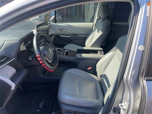 Used 2022 Toyota Sienna XLE image 17