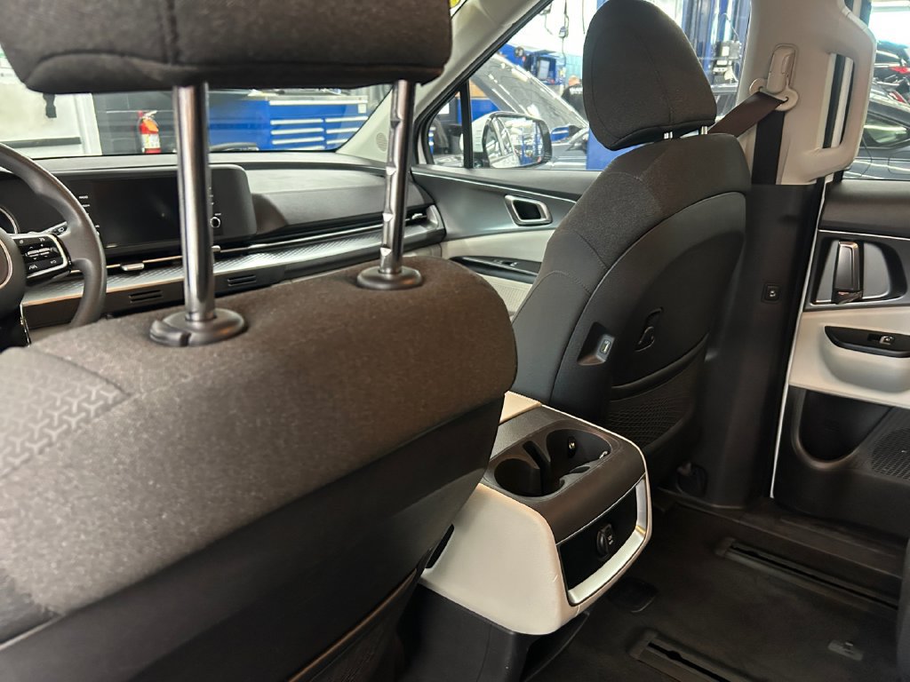 Used 2022 Kia Carnival LX FWD image 19